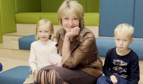 Елена Кравец устроила 6-летним детям-двойняшкам фотосессию в патриотических нарядах