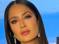 Сальма Хаек посоветовала "целебную силу сауны", слегка прикрывшись полотенцами