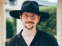 Супермодель Джиджи Хадид встретилась с украинским модельером Русланом Багинским — видео