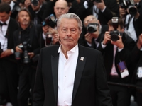 Злоупотребляла слабостью актера: дети 87-летнего Алена Делона подали в суд на его сиделку-японку