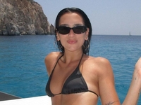 Дуа Липа показала ягодицы на сапборде и "парня-бездомного"