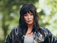 "Бегство от реальности": Ахат в декольтированном платье порадовала подписчиков