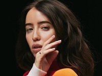 Дорофееву в приталенном платье с вырезами засыпали лайками публичные персоны