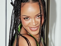 Рианна вызвала фурор беременными фото в нижнем белье и на каблуках