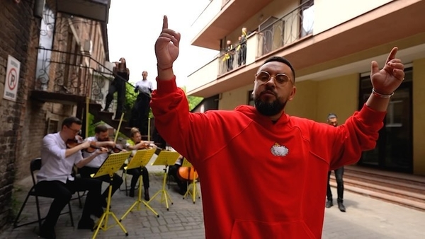 MONATIK ответил хейтерам, которые называли его «беглецом» в первые месяцы войны