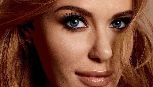 Каминская повеселила публику своим фото в купальнике на фоне моря и скал