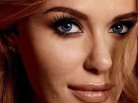 Каминская повеселила публику своим фото в купальнике на фоне моря и скал