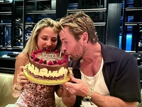 Звезда Marvel Крис Хемсворт показал видео с празднования 47-летия его жены Эльзы Патаки