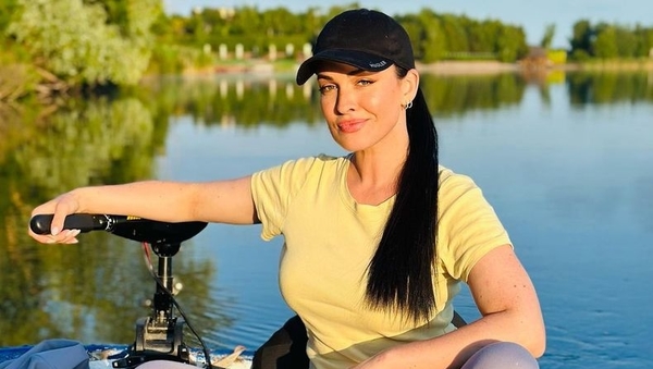 Фэшн фото со спиннингом: Даша Астафьева показала, чем занимается на рыбалке
