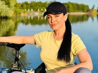 Фэшн фото со спиннингом: Даша Астафьева показала, чем занимается на рыбалке