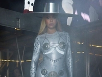 Бейонсе вышла на концерт в Чикаго в шляпе от украинского бренда