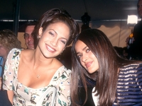 Сальма Хайек поздравила Дженнифер Лопес с 54-летием, запостив их фото в молодости