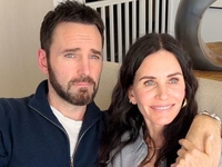 «Будешь выглядеть старше меня»: Кортни Кокс подшутила над бойфрендом-именинником, который моложе ее на 12 лет