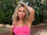 Лободу раскритиковали в блоге за показ интимных мест в обтягивающей одежде