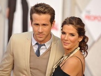 Райан Рейнольдс поздравил Сандру Буллок с 59-летием, запостив их самую откровенную сцену из кино