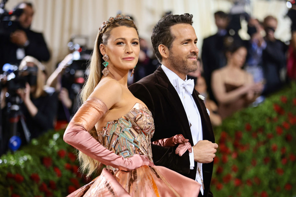 Блейк Лайвли отдала свое платье и корону с Met Gala-2022 на выставку в Кенсингтонском дворце