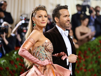 Блейк Лайвли отдала свое платье и корону с Met Gala-2022 на выставку в Кенсингтонском дворце
