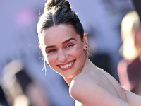 Звезда «Игры престолов» Эмилия Кларк показала, как проводит отпуск вместе с друзьями в Италии