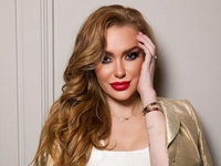 Слава Каминская спровоцировала слухи о беременности новым фото в купальнике