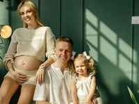 Александр Зинченко и Влада Седан показали первые фото с двумя дочерями