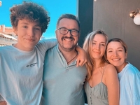 Старшая дочь Мозговой поздравила Пономарева с 50-летием и показала редкие фото из семейного альбома