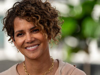 Все в розовом: Холли Берри отгуляла 57-летие с дочерью и бойфрендом на Барби-вечеринке