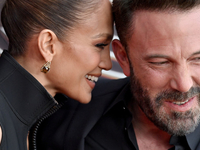 Дженнифер Лопес поделилась видео, на котором она и Бен Аффлек поют вместе в день его 51-летия