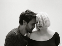 Вокалистка ONUKA Ната Жижченко и ее муж Евгений Филатов разбирают завалы в драмтеатре Чернигова