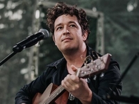 Дмитро Шуров показав рідкісне сімейне фото: який вигляд мають дружина та син українського співака