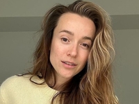 Жена Беднякова показала упражнения с гантелями в компании маленького сына