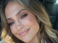 Дженнифер Лопес настроила фанов на хорошую неделю фото в зеленой ночнушке