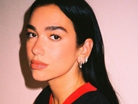 Дуа Липа устроила ночные поиски танцпола в боди с декольте и нижнем белье