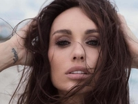 Варлей показала свою "любимую серию фото" с обнаженной грудью в кукурузе