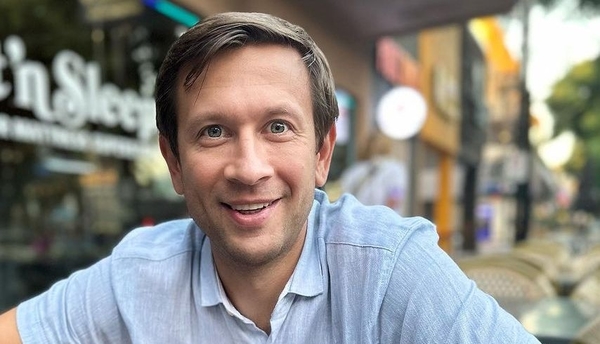 "Любим и люблю": Ступка в 37-летие показался с креветками в США