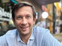 "Любим и люблю": Ступка в 37-летие показался с креветками в США