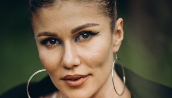 Alena Omargalieva представила гимн независимых девушек