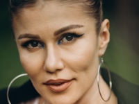 Alena Omargalieva представила гимн независимых девушек