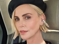 Шарлиз Терон восхитила публику жемчужным полупрозрачным платьем на голую грудь