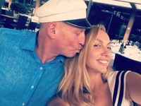 «Нашей семье — 19»: Оля Полякова показала новое фото с мужем по случаю их годовщины свадьбы