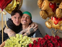 Блогер Машуковский сделал предложение своему бойфренду на вершине Говерлы — видео