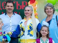 «Пішли до школи на батьківщині свого тата»: Бужинська відвела дітей-двійнят у перший клас у Болгарії