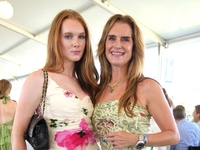 Дочка Брук Шилдс прийшла на захід у сукні, яку її зіркова мама носила 22 роки тому