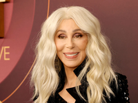 77-летняя Шер спустя 4 месяца после разрыва вернулась к рэперу, который моложе ее на 40 лет