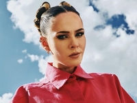 Фронтвумен The Hardkiss Юлия Санина снялась в фотосессии вместе с родителями