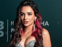 Грудь в мокром топе и размороженный парень: Тринчер представила клип на песню Очі