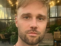 "Я до сих пор здесь": Топольский показал пресс на Бали