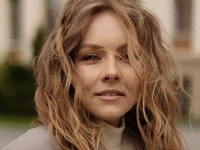 Шоптенко показала живот на фоне камней и поведала о внутреннем равновесии