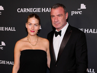 Молодая жена Лиева Шрайбера вышла на красную дорожку спустя 5 недель после родов: как сейчас выглядит Тейлор Найсен