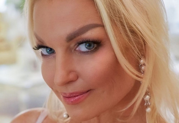 Волочкова разозлила подписчиков задранной на памятник советскому истребителю ногой