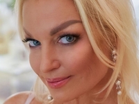 Волочкова разозлила подписчиков задранной на памятник советскому истребителю ногой